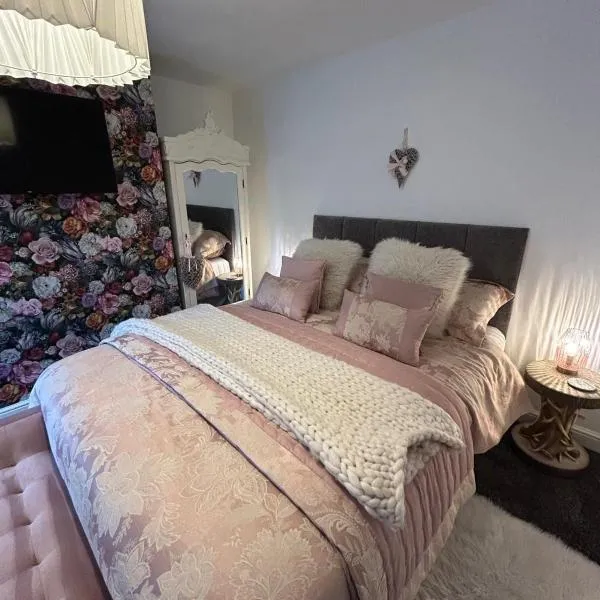 Cannons Loft Central Buxton, Duplex loft 3 bedroom Set over 3 floors stairs no lift sleeps 5，位于巴克斯顿的酒店