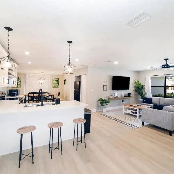 New 6min to 3 Sister Springs, Spacious, Fun with Game Room，位于克里斯特尔里弗的酒店