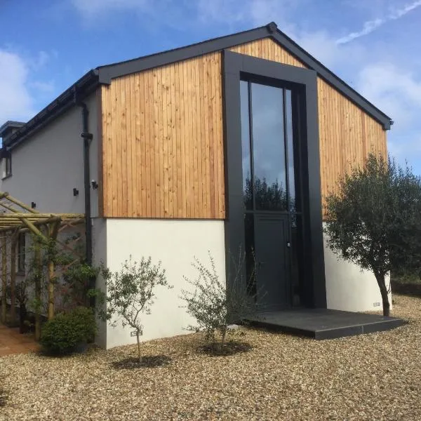 Lanteague Cornwall with stunning Sea Views，位于Gillan的酒店