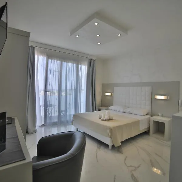 Riviera Luxury Rooms，位于切萨雷奥港的酒店