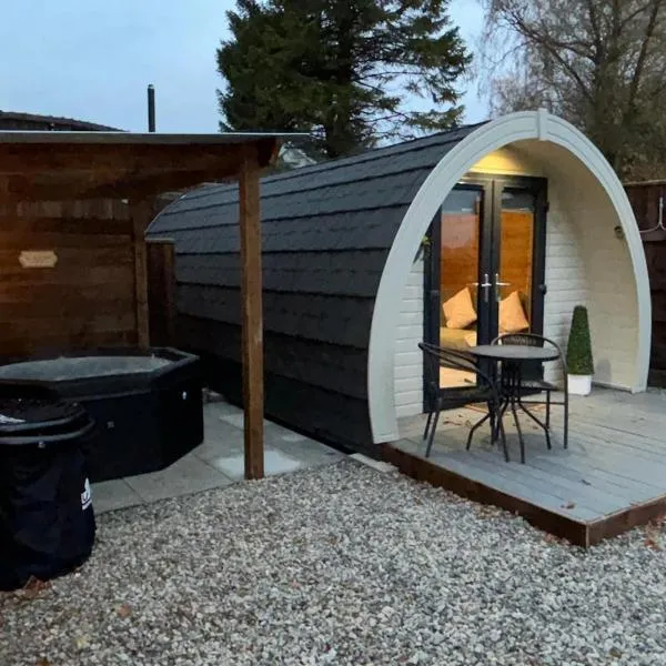 Cozy Haven Glamping Pod 1With Hot Tub & Cold Shower，位于纳斯的酒店