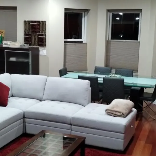 Large 2Level 3BR, 3BA Condo with free parking near Downtown Washington DC，位于华盛顿的酒店