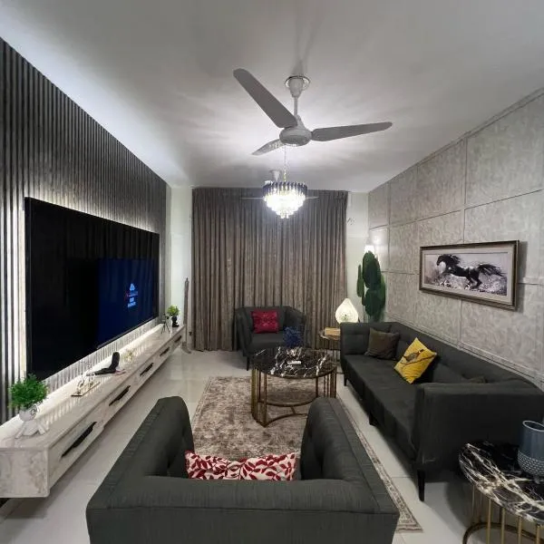 Luxury 4BR Apartment Near Airport Saima Jinnah Avenue，位于卡拉奇的酒店