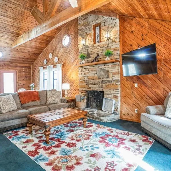 Spacious Gatlinburg Cabin Home Hot Tub King Beds Game Room，位于加特林堡的酒店