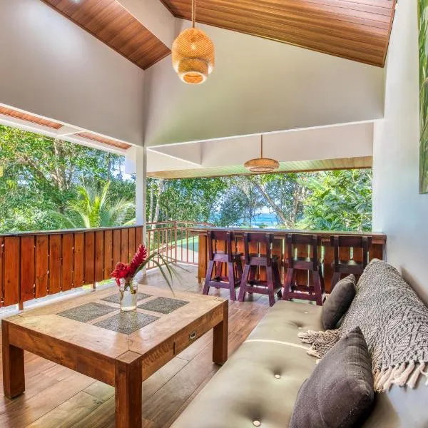 Luxury Beachfront Apartment with Oceanview Terrace，位于Talamanca的酒店