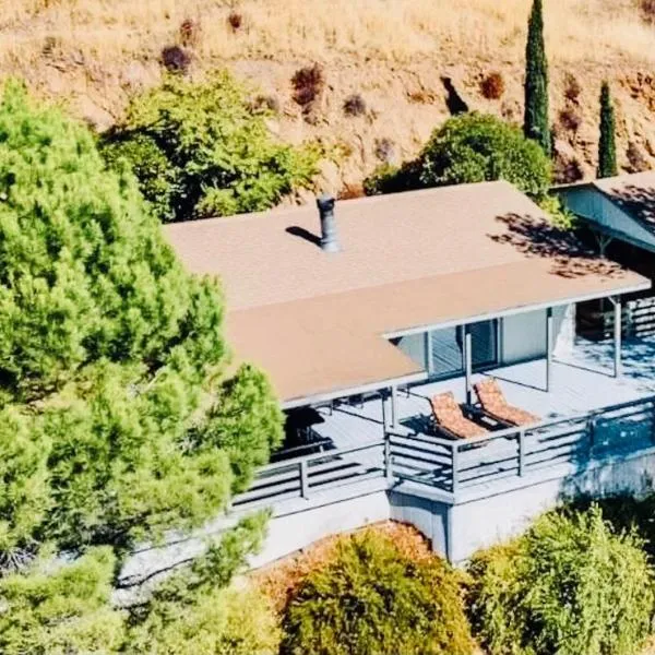 Scenic Lake House & Dog Friendly，位于Wofford Heights的酒店