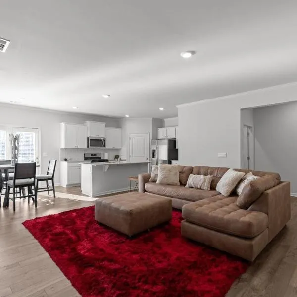 Elegant Townhouse Retreat Near Mall Of Georgia，位于比福德的酒店
