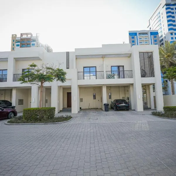 Luxury 2 bedroom villa pool beach gym access，位于富查伊拉的酒店