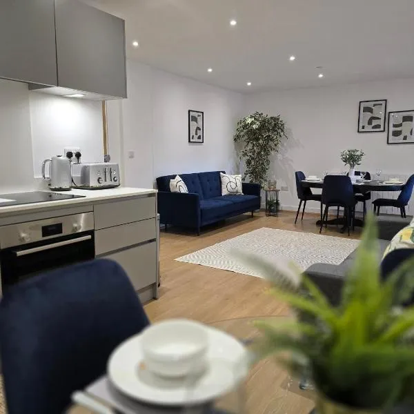 Snuggle Inn Serviced Apartments, Great choice for large groups, Contractors, Business Executives and Family Vacations in the stunning valley of Surrey Hills, secure Private Parking, Offering Easy Train Access to London, Gatwick airport, M25，位于Warlingham的酒店