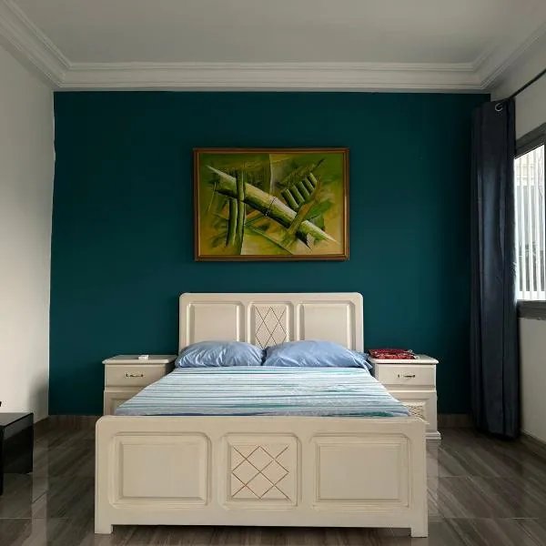 Chic Dakar Rooftop Bedroom WiFi shared Kitchen，位于达喀尔的酒店