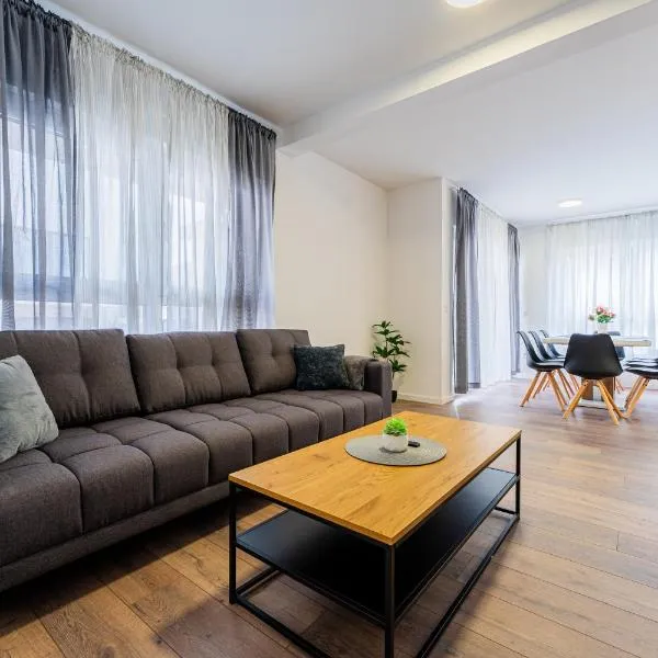 Flex SelfCheckIns 98 - Zagreb - 2 Bedrooms - Parking - Loggia，位于Velika Mlaka的酒店