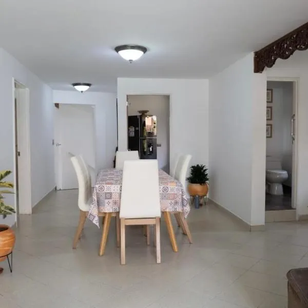 Casa amplia y acogedora en el corazón de Laureles，位于麦德林的酒店