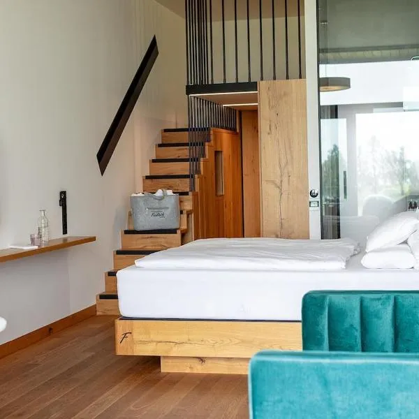 Design-Chalet with Garden, Pool, Spa & Restaurant，位于洛豪的酒店