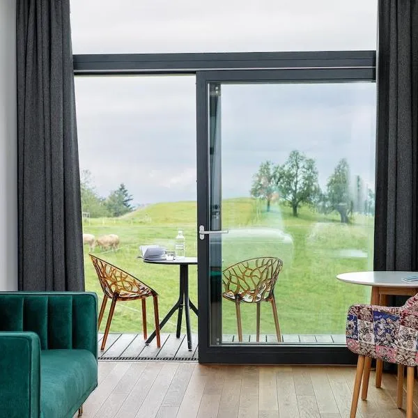 Design-Chalet mit Teilseeblick, Pool, Spa & Restaurant，位于洛豪的酒店