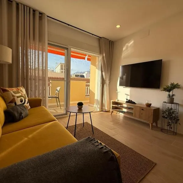 Sunny & Stylish beach apartment，位于福恩吉罗拉的酒店
