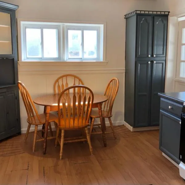 Private house with 3 bedrooms and 1 bathroom and free parking convenient to NYC Manhattan bus and train，位于珀斯安博伊的酒店