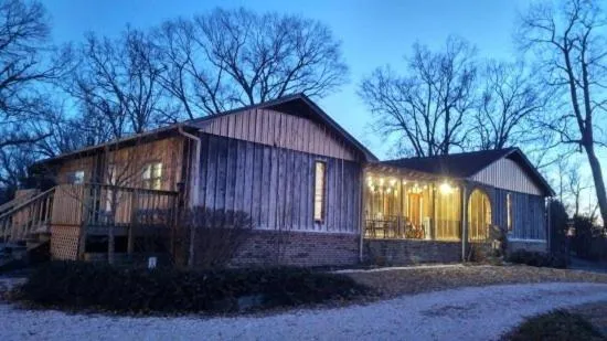Sisters on sycamore B&B，位于Russellville的酒店