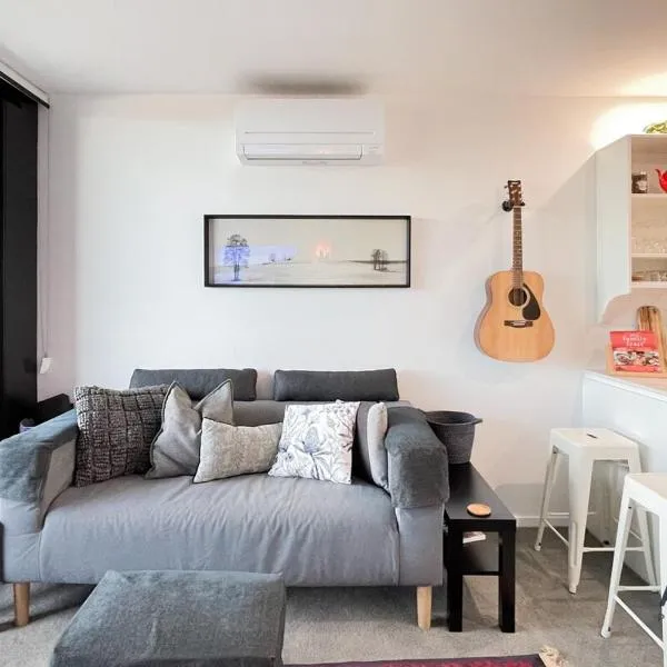 Luxurious Cozy 1-Bed FREE Carpark Gym Pool & Spa，位于贝尔康嫩的酒店