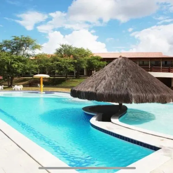 Flat em Gravatá - Monte Castelo - quarto superior com Wi-Fi e netflix，位于Sairé的酒店