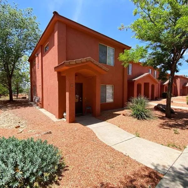 Pool & Hot Tub Close to hiking trails in Kanab，位于卡纳布的酒店