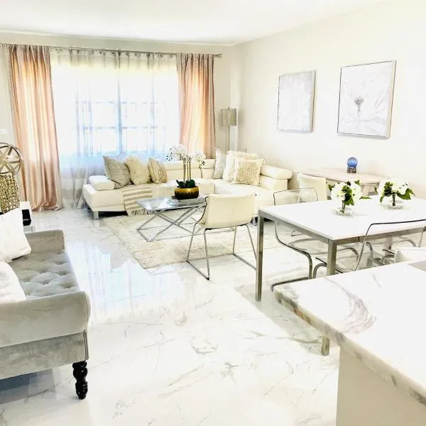 CHIC 1BR 2BA CONDO 1 Block to Aventura Mall，位于阿文图纳的酒店