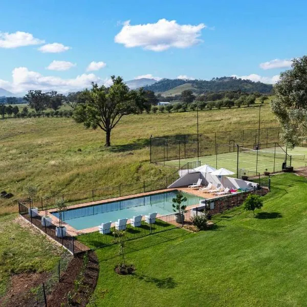Stay in Mudgee The Grove, The Church, And Premium Private Homestead，位于马奇的酒店