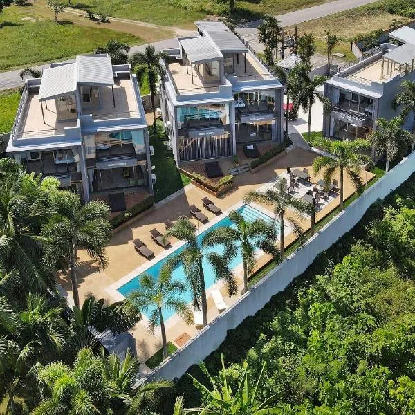 Your Tropical Home Away From Home - Villa Argent 10 with 3BR and Access to Large Pool，位于他朗的酒店