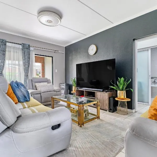 Luxury Living at Canvas 82 Unit 129，位于弗威斯的酒店