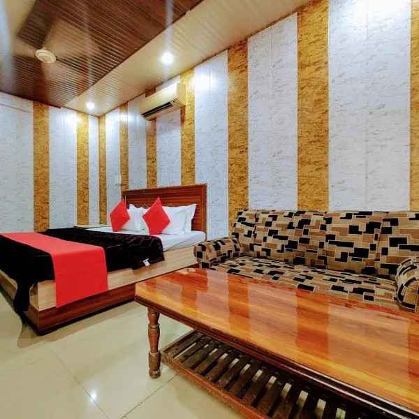 Hotel Grand，位于齐拉克普尔的酒店