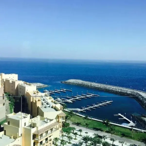Dream Inn Apartments - Luxury 2 BR Mina Al Fajer - Harbor View - Al Fujairah，位于Rūl Ḑadnā的酒店