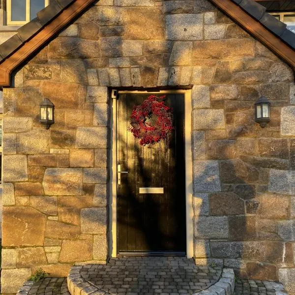 Rostrevor Valley 5-Br Sleeps 10 w Hot Tub & View，位于纽里的酒店