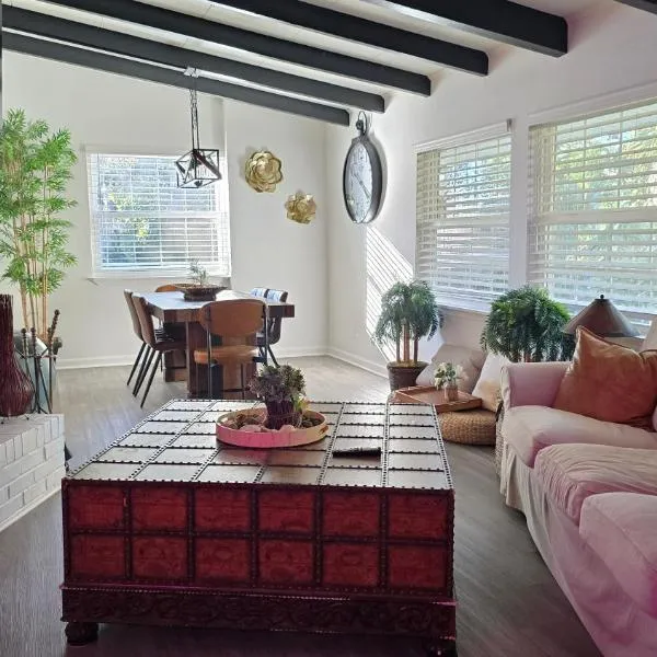 904 Nomads Nest Mid-Century modern entertainment home with cabin vibes, 2 MEGA gamerooms, pingpong, pooltable, gym, patio，位于杰克逊维尔的酒店