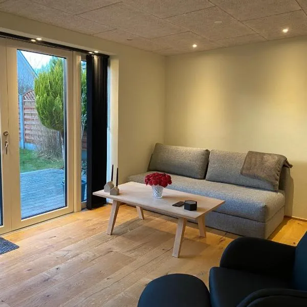 Newly renovated and Centrally located Townhome，位于海宁的酒店