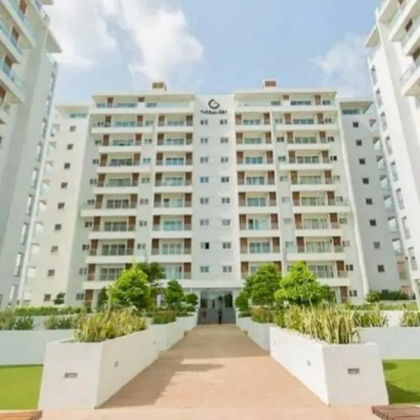 Chic 1BR Apt with Pool, High-speed Internet at The Gallery, 10 mins from Airport, 5mins from Major Restaurants and Malls，位于阿克拉的酒店