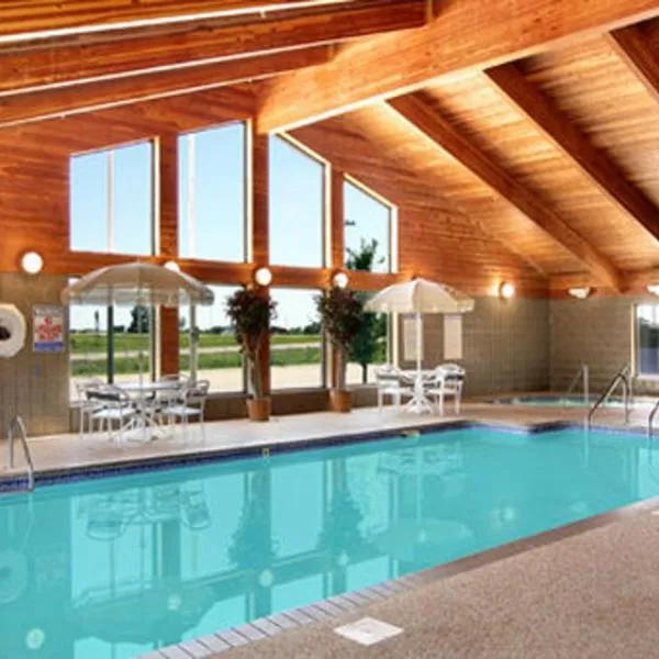 Fossil Creek Hotel & Suites，位于Russell的酒店