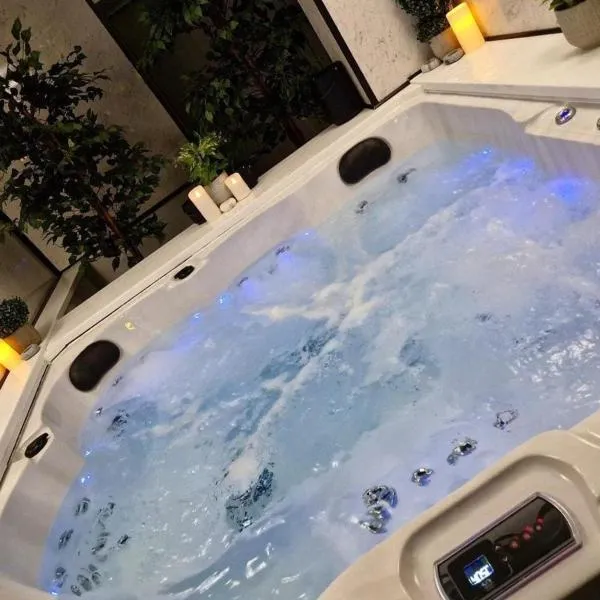 Exotic Jacuzzi Apartment with Balcony and Parking，位于伯明翰的酒店