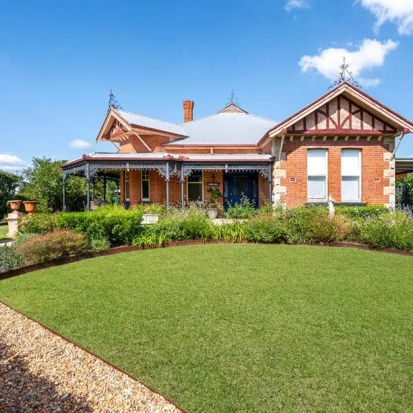 Luxury at Lauralla - An Elegant Victorian Escape，位于马奇的酒店
