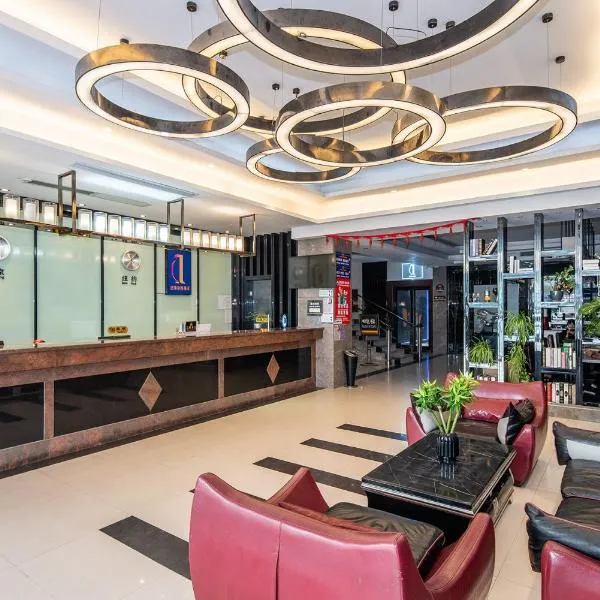 Penguin international hotel Baiyun Airport & C-harge shuttle bus for the Canton fair from April 15-May 5，位于Yinghai的酒店