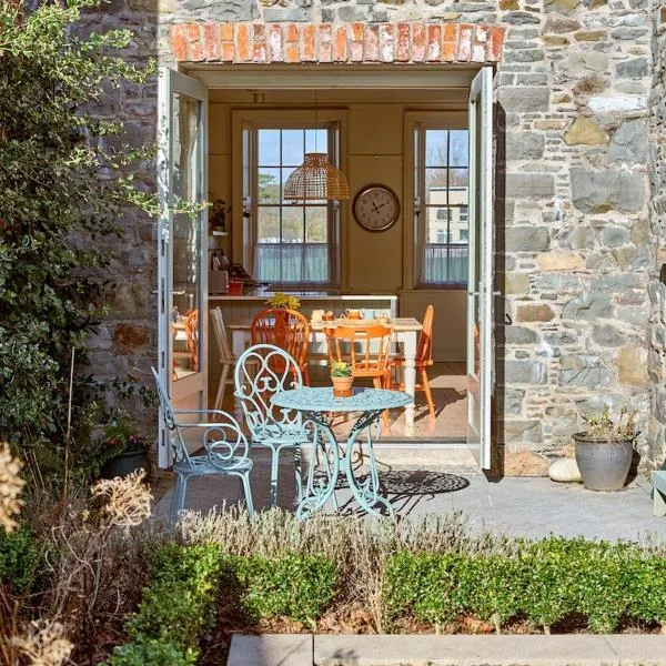 Charming townhouse with sunny garden,位于Donaghadee的酒店