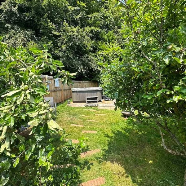 Detached Beautiful Boutique With own Hot Tub & Pet Friendly，位于Stokeinteignhead的酒店