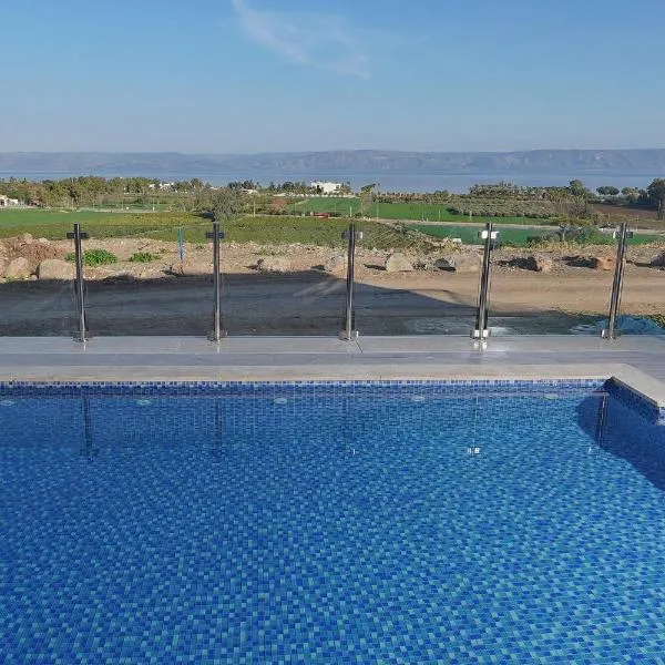 Levication Villa - Private Pool - Lakefront Migdal，位于马格达拉的酒店