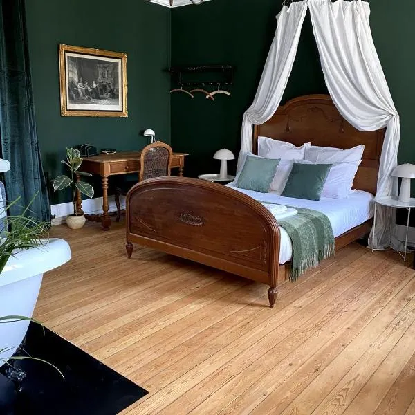 Chambre d'hôtes Lou - Château Le Bas Bleu，位于Quesnoy-le-Montant的酒店