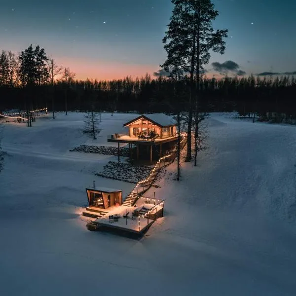 Lake view ODYL Off-grid Holiday House with Sauna and Hot-tub，位于Pindi的酒店