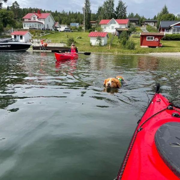 Coastal gem with beach, wooden sauna & canoes，位于Bjästa的酒店