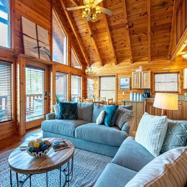 Private & Cozy Mountain View Cabin, Hot tub & 2Kings,位于赛维尔维尔的酒店