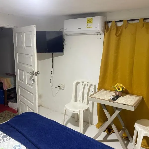 Habitación independiente cerca al mar.，位于Puerto Salgar的酒店