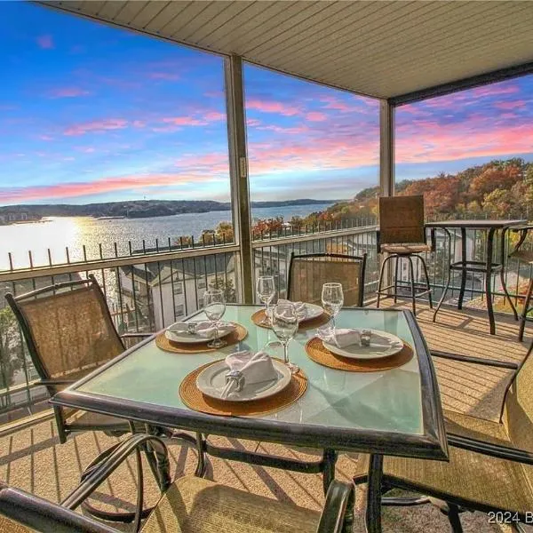 Gourgeous lake views, amazing susets, on main channel，位于奥沙克湖的酒店