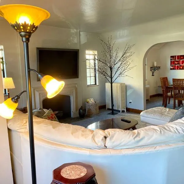 Contemporary and modern, furnished 2 BR apartments, filled with desirable amenities，位于托莱多的酒店