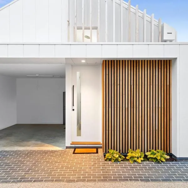 Mod House Ocean Grove- Walk to the shops, cafes, beach and park! Brand new luxury apartment in gated complex，位于格罗夫海洋的酒店
