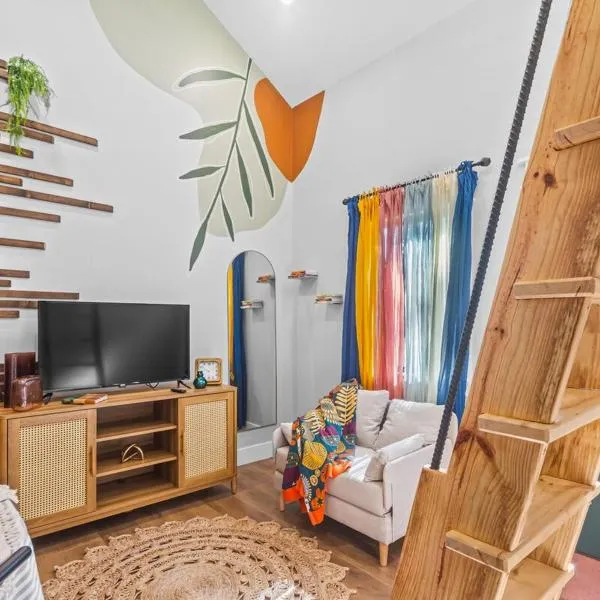 Secluded Tiny Home in Exclusive Paris Mountain!，位于格林维尔的酒店